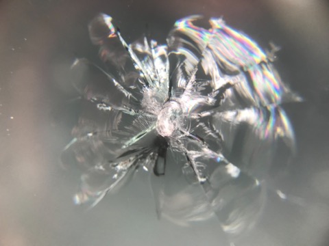 フロントガラス飛び石修理で、大阪のウインドリペアなら、デントスマイル