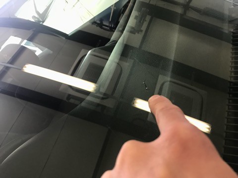 フロントガラスの飛び石被害、2箇所あっても修理は大丈夫です！