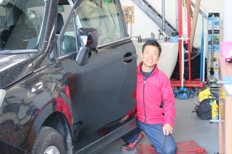 車のドアパンチ被害でプレスラインが潰れても、塗装しないヘコミ直しが可能！