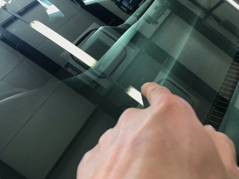 フロントガラスの飛び石被害、2箇所あっても修理は大丈夫です！フロントガラスの飛び石被害、2箇所あっても修理は大丈夫です！