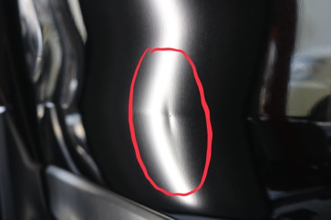 車のドアパンチ被害でプレスラインが潰れても、塗装しないヘコミ直しが可能！
