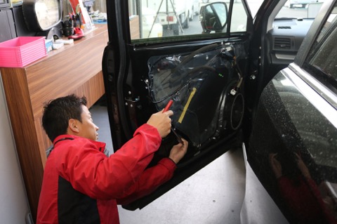 車のドアパンチ被害でプレスラインが潰れても、塗装しないヘコミ直しが可能！車のドアパンチ被害でプレスラインが潰れても、塗装しないヘコミ直しが可能！