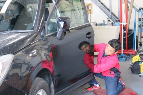 車のドアパンチ被害でプレスラインが潰れても、塗装しないヘコミ直しが可能！