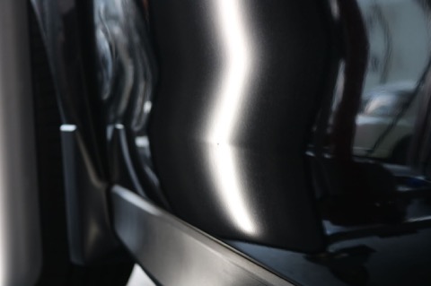 車のドアパンチ被害でプレスラインが潰れても、塗装しないヘコミ直しが可能！