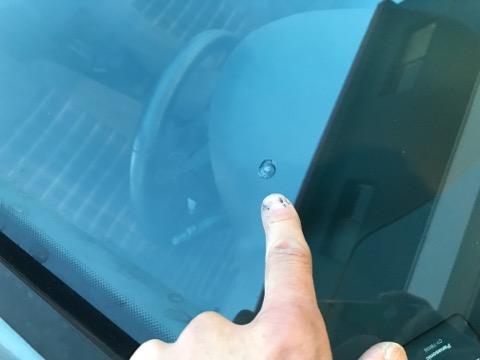 飛び石被害でフロントガラスに傷がついたら、すぐに修理して下さい！