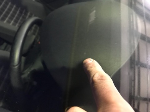 飛び石被害でフロントガラスに傷がついたら、すぐに修理して下さい！