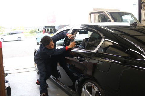 1時間もかからずに、車のヘコミ修理出来ます！