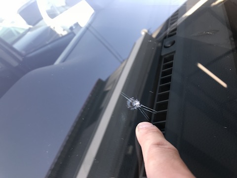 ウインドリペア（飛び石修理）他店様では予約しても3日、デントスマイルは即日施工！