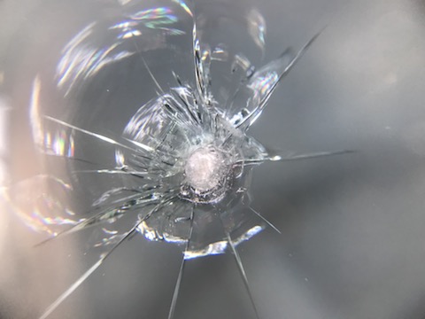 ウインドリペア（飛び石修理）他店様では予約しても3日、デントスマイルは即日施工！