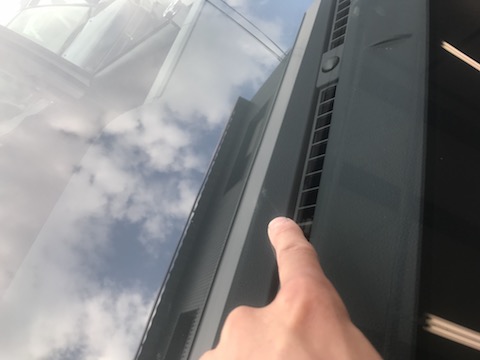 ウインドリペア（飛び石修理）他店様では予約しても3日、デントスマイルは即日施工！