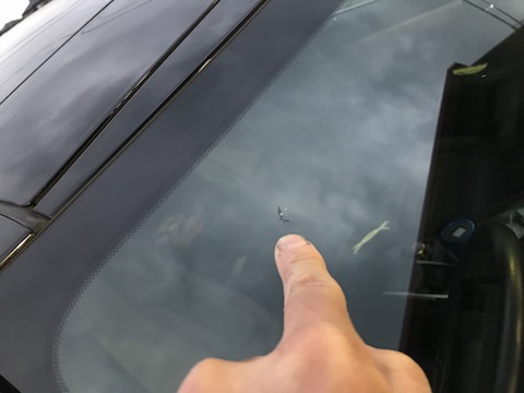 ウインドリペア（飛び石修理）他店様では予約しても3日、デントスマイルは即日施工！