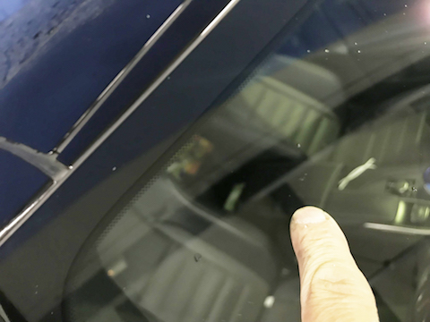 ウインドリペア（飛び石修理）他店様では予約しても3日、デントスマイルは即日施工！