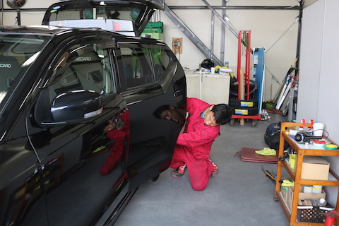 無理だと断られたドアのヘコミ修理、板金しないで値段もお安く！