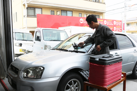 フロントガラスのヒビ割れ補修すれば交換の必要はありません！