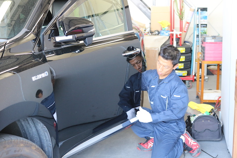車のドアのヘコミ修理は、大阪のデントスマイルにお任せ下さい！