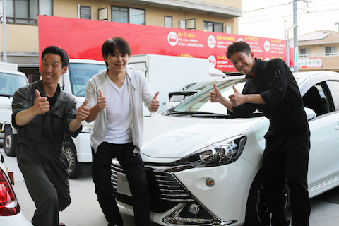 飛び石によるフロントガラスの割れ修理、車検合格100%保証！