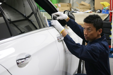 駐車場でドアパンチ（当て逃げ）へこみ修理、短時間で心スッキリ！