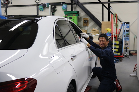 駐車場でドアパンチ（当て逃げ）へこみ修理、短時間で心スッキリ！