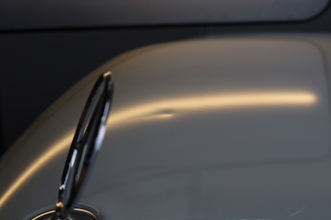 輸入車の硬いボディもデントリペアでヘコミが直ります！