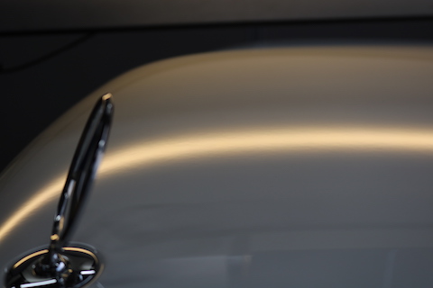 輸入車の硬いボディもデントリペアでヘコミが直ります！