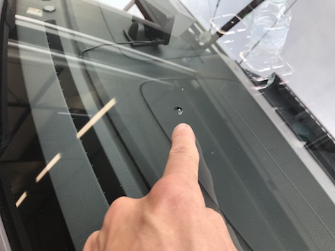 フロントガラスのヒビ割れ補修すれば交換の必要はありません！