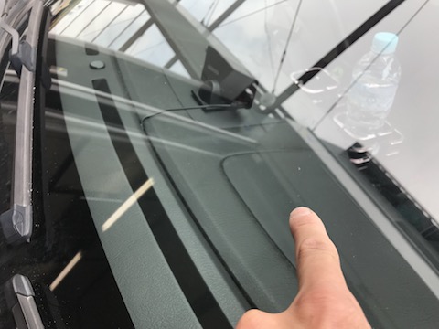 フロントガラスのヒビ割れ補修すれば交換の必要はありません！