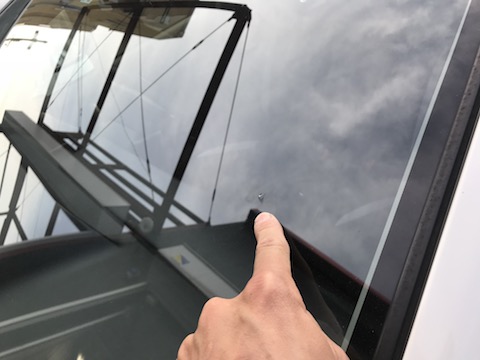 飛び石によるフロントガラスの割れ修理、車検合格100%保証！