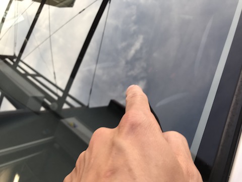 飛び石によるフロントガラスの割れ修理、車検合格100%保証！