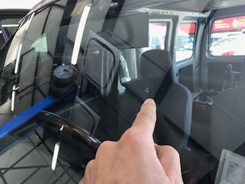 フロントガラスのヒビ割れ修理、急いで修理して下さい！GWも営業しております。