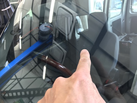 フロントガラスのヒビ割れ修理、急いで修理して下さい！GWも営業しております。