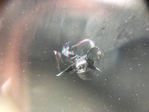 衝突防止センサー付のフロントガラス、交換は高額なので修理で解決！