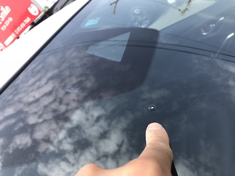 衝突防止センサー付のフロントガラス、交換は高額なので修理で解決！