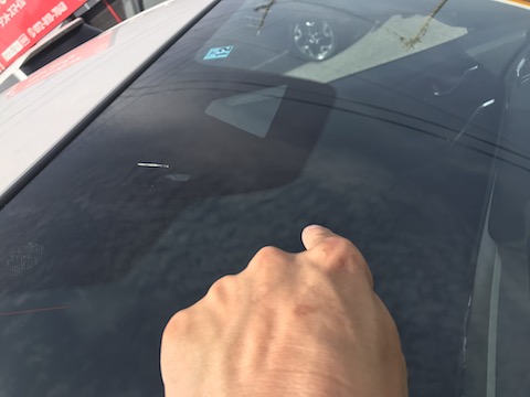 衝突防止センサー付のフロントガラス、交換は高額なので修理で解決！