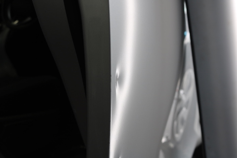 車のドアエッジのヘコミも、デントリペアで即日施工！