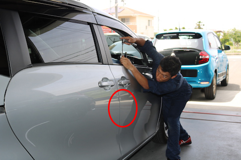 車のドアエッジのヘコミも、デントリペアで即日施工！