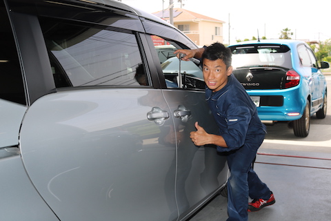 車のドアエッジのヘコミも、デントリペアで即日施工！