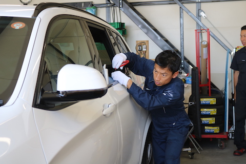 車のヘコミをチョット待っている間に即日修理！