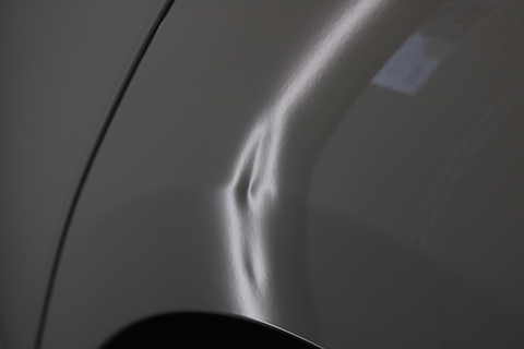 BMWのリアクォーター部の複雑なヘコミもデントリペア！