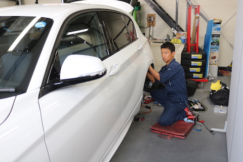 BMWのリアクォーター部の複雑なヘコミもデントリペア！