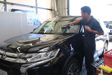 フロントガラスの飛び石被害、複雑なヒビ割れでも直ります。