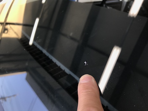 フロントガラスのヒビ修理出来ない場所を直します！