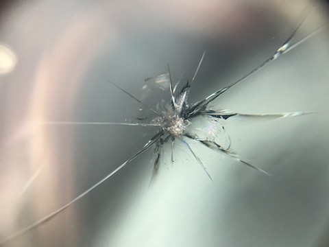 フロントガラスに大きな飛び石の傷をウインドリペア で解決！