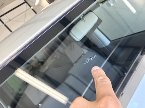 フロントガラスに大きな飛び石の傷をウインドリペア で解決！