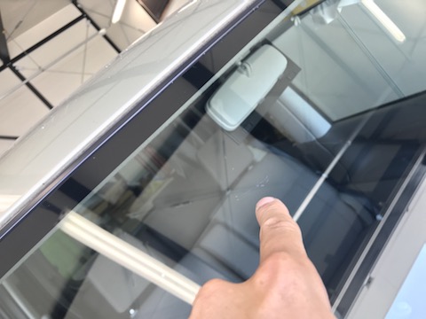 フロントガラスに大きな飛び石の傷をウインドリペア で解決！