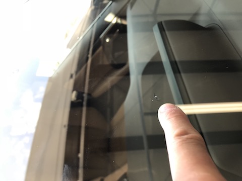 高額なフロントガラス交換より、ウインドリペアでお財布にやさしい修理！