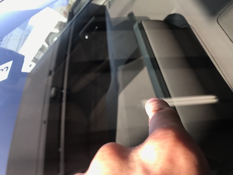 高額なフロントガラス交換より、ウインドリペアでお財布にやさしい修理！