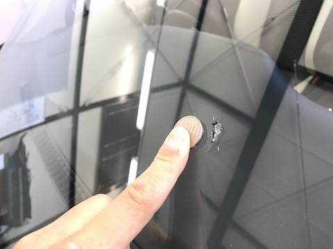 フロントガラスの飛び石被害、複雑なヒビ割れでも直ります。