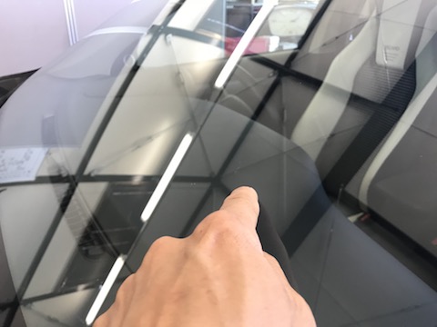 フロントガラスの飛び石被害、複雑なヒビ割れでも直ります。