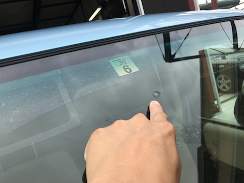 フロントガラスの飛び石被害のヒビ修理で車検合格！