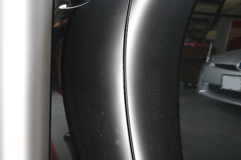 ドアエッジの折れ、板金・塗装せずにデントリペアで修理！